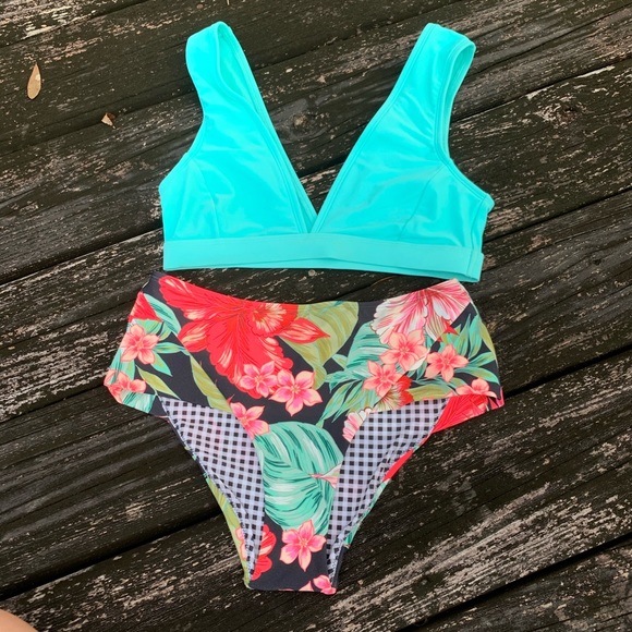 Body Glove Bikini Set with Two bottoms - Picture 5 of 8